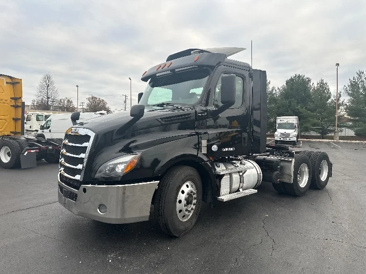 2019 Freightliner Cascadia in Bethlehem, PA — photo 3