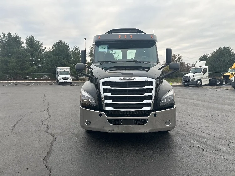 2019 Freightliner Cascadia in Bethlehem, PA — photo 2