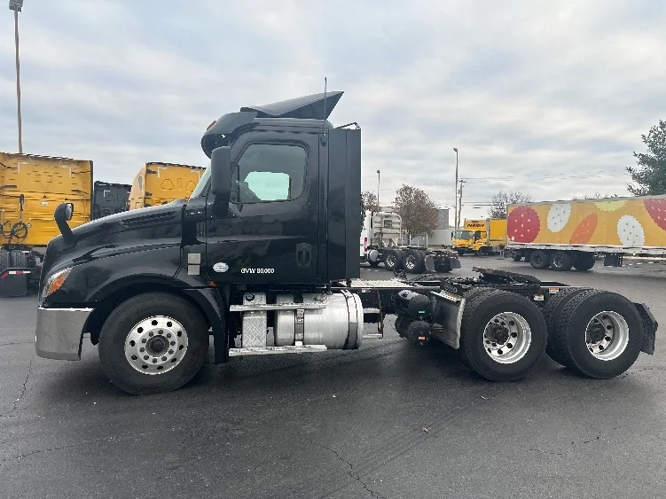 2019 Freightliner Cascadia in Bethlehem, PA — photo 4