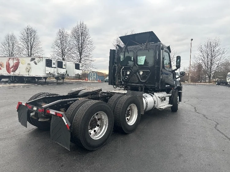 2019 Freightliner Cascadia in Bethlehem, PA — photo 7
