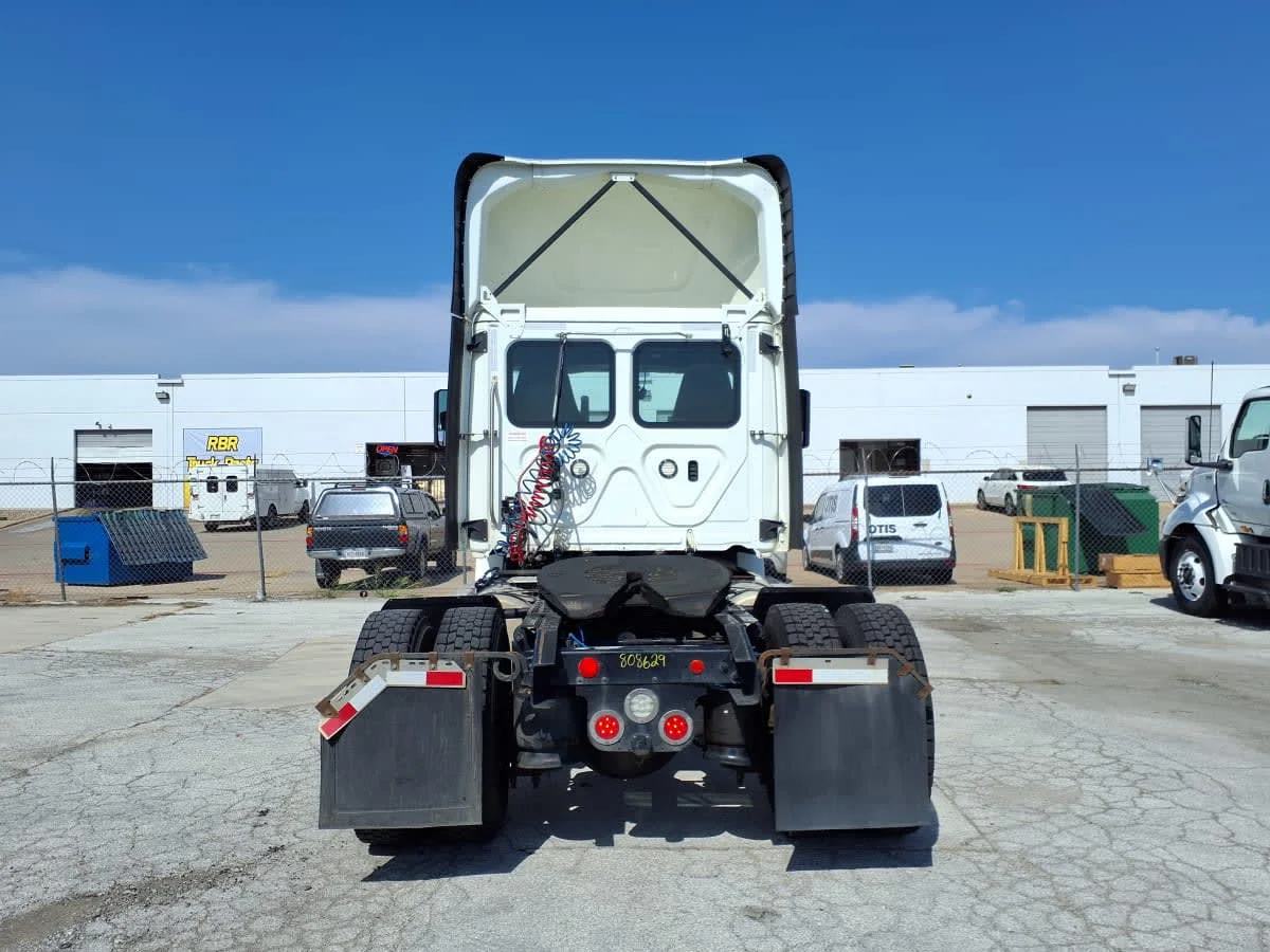 2019 Freightliner Cascadia in Fort Worth, TX — photo 5