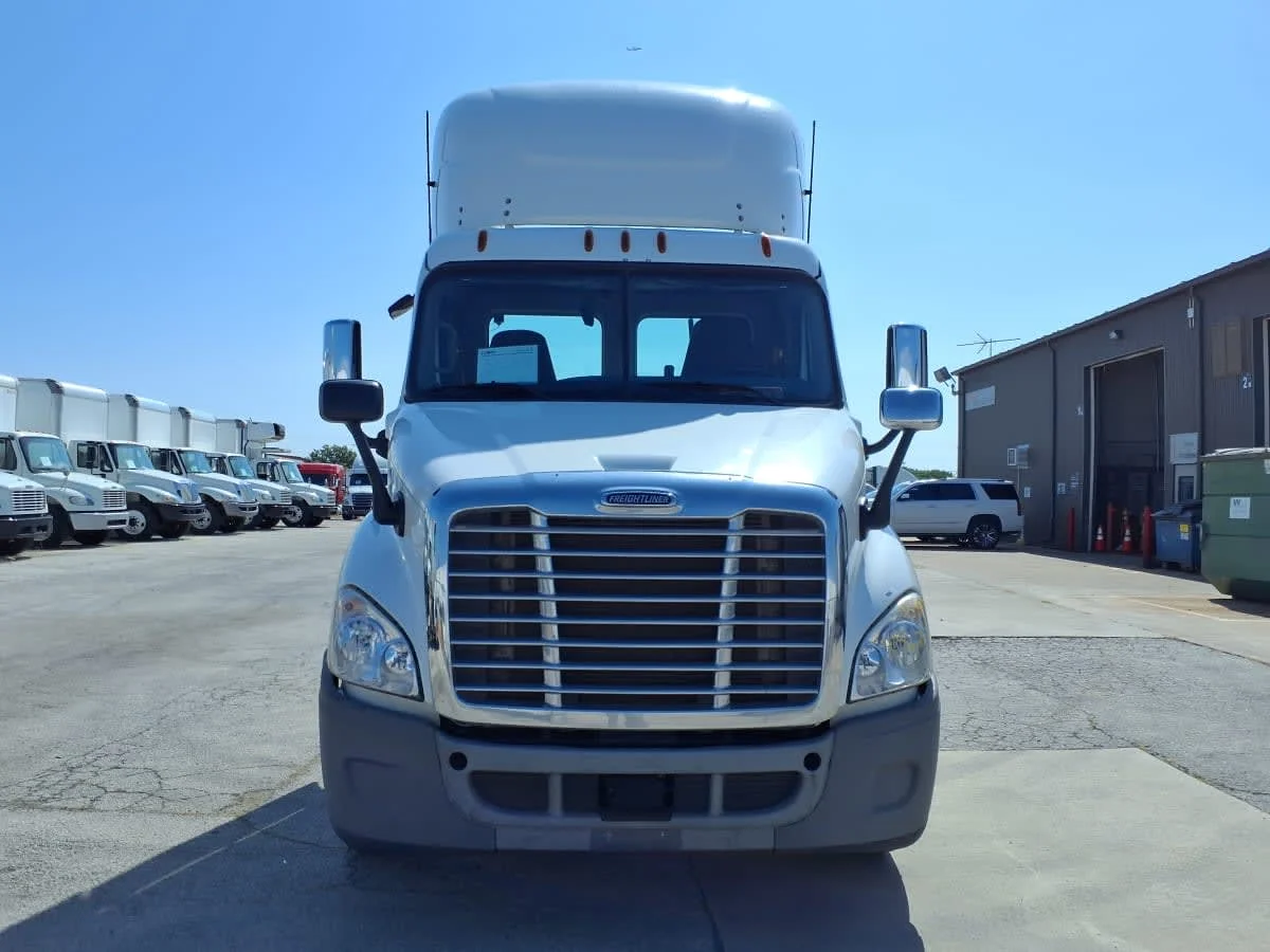 2019 Freightliner Cascadia in Fort Worth, TX — photo 2