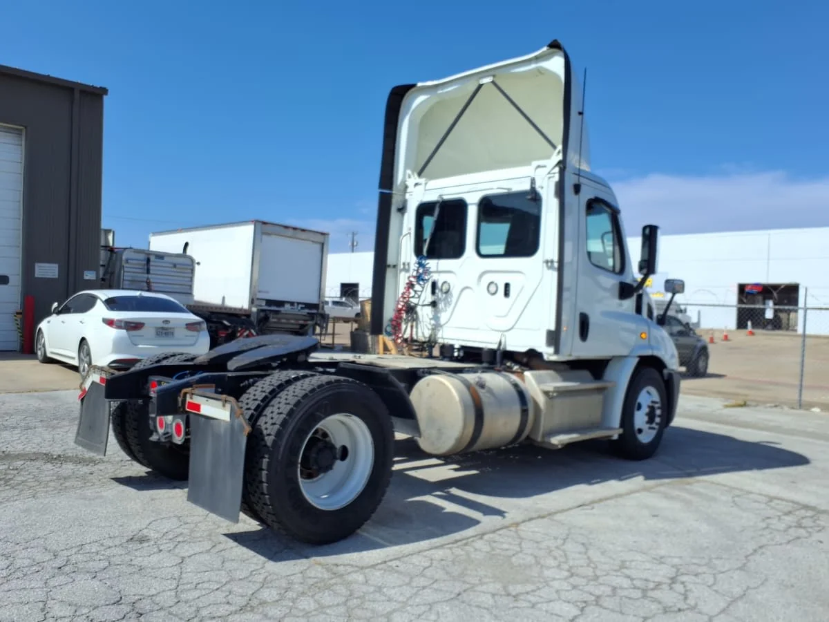 2019 Freightliner Cascadia in Fort Worth, TX — photo 4