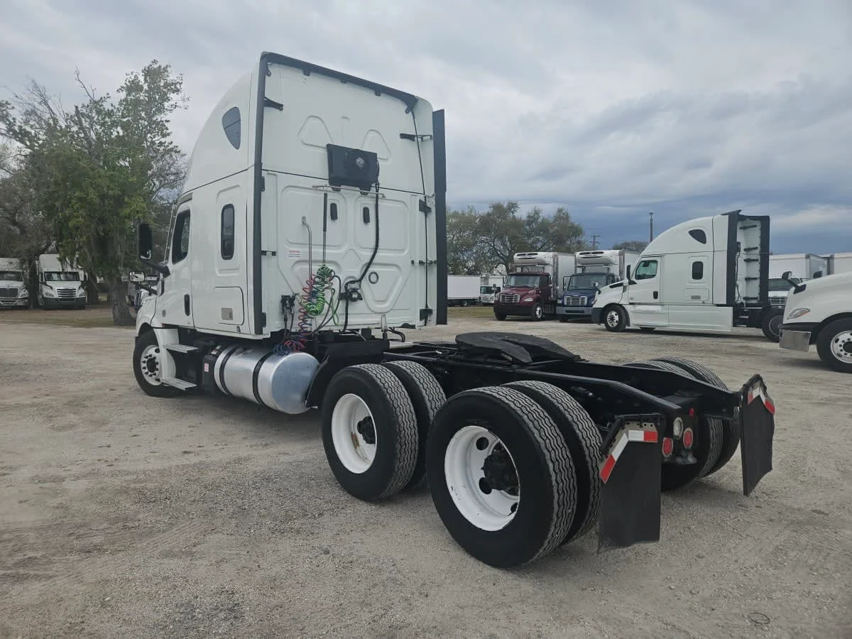 2022 Freightliner Cascadia in Orlando, FL — photo 6