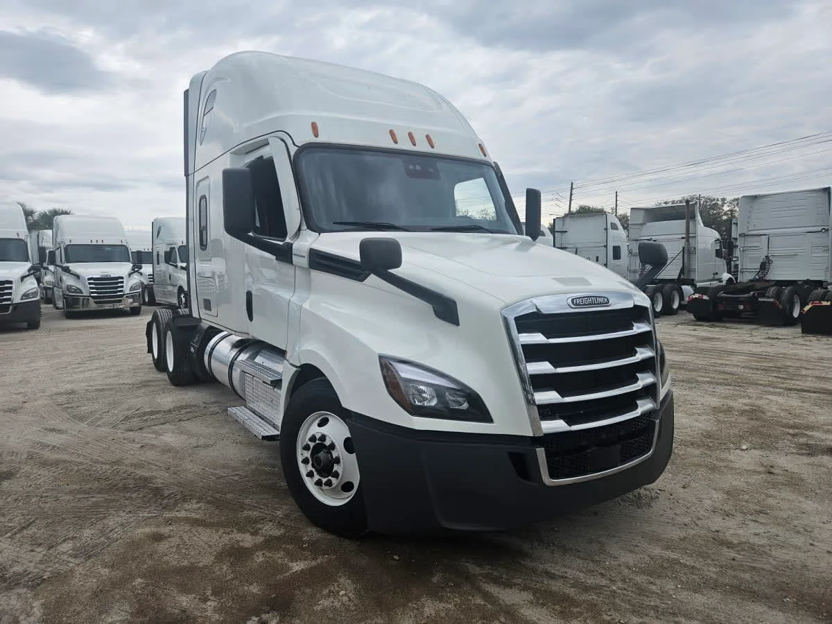 2022 Freightliner Cascadia in Orlando, FL — photo 3