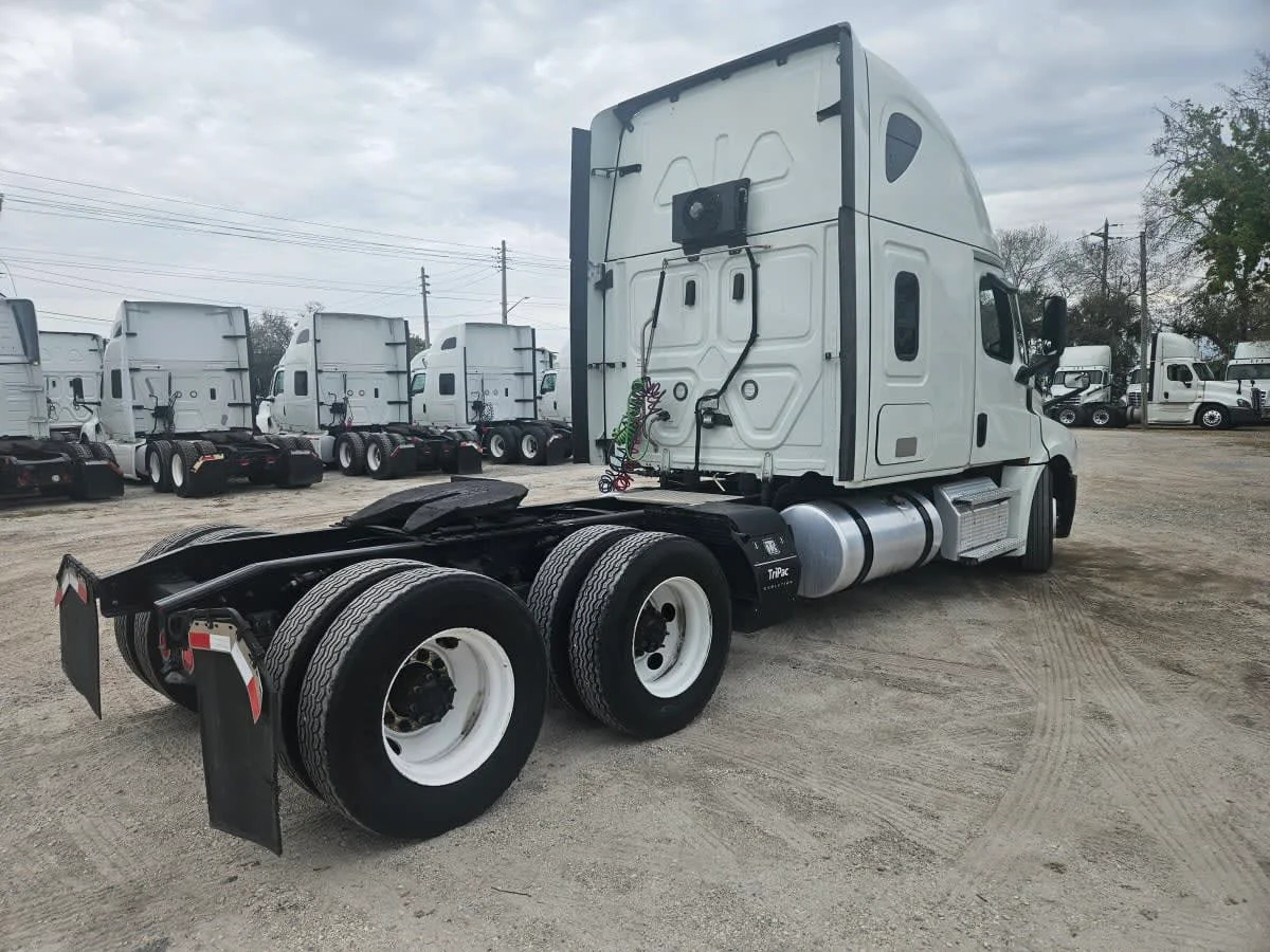 2022 Freightliner Cascadia in Orlando, FL — photo 4
