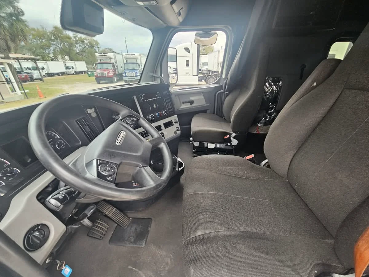 2022 Freightliner Cascadia in Orlando, FL — photo 7