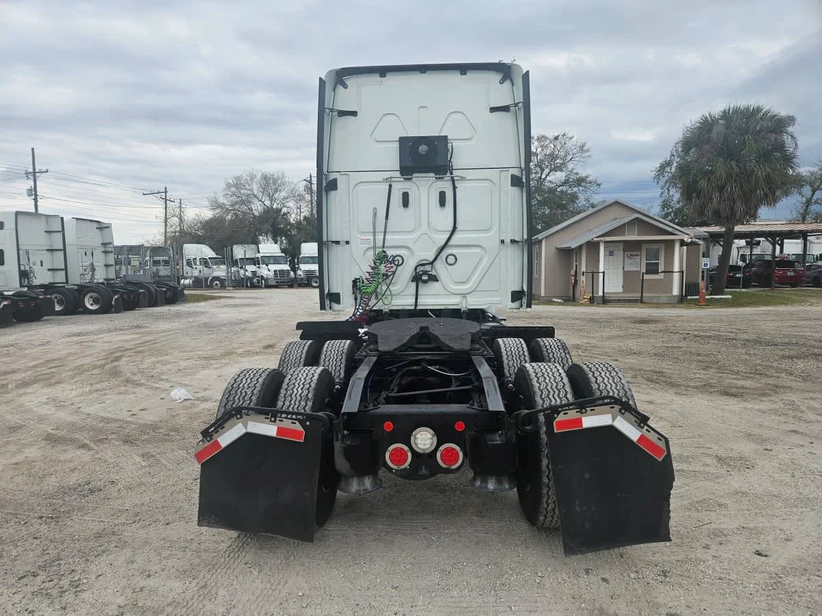 2022 Freightliner Cascadia in Orlando, FL — photo 5