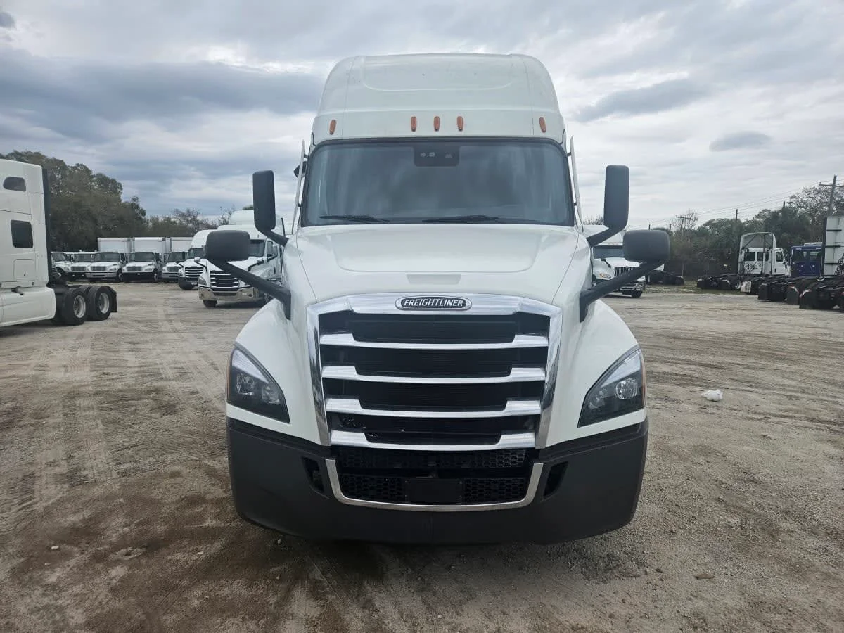2022 Freightliner Cascadia in Orlando, FL — photo 2