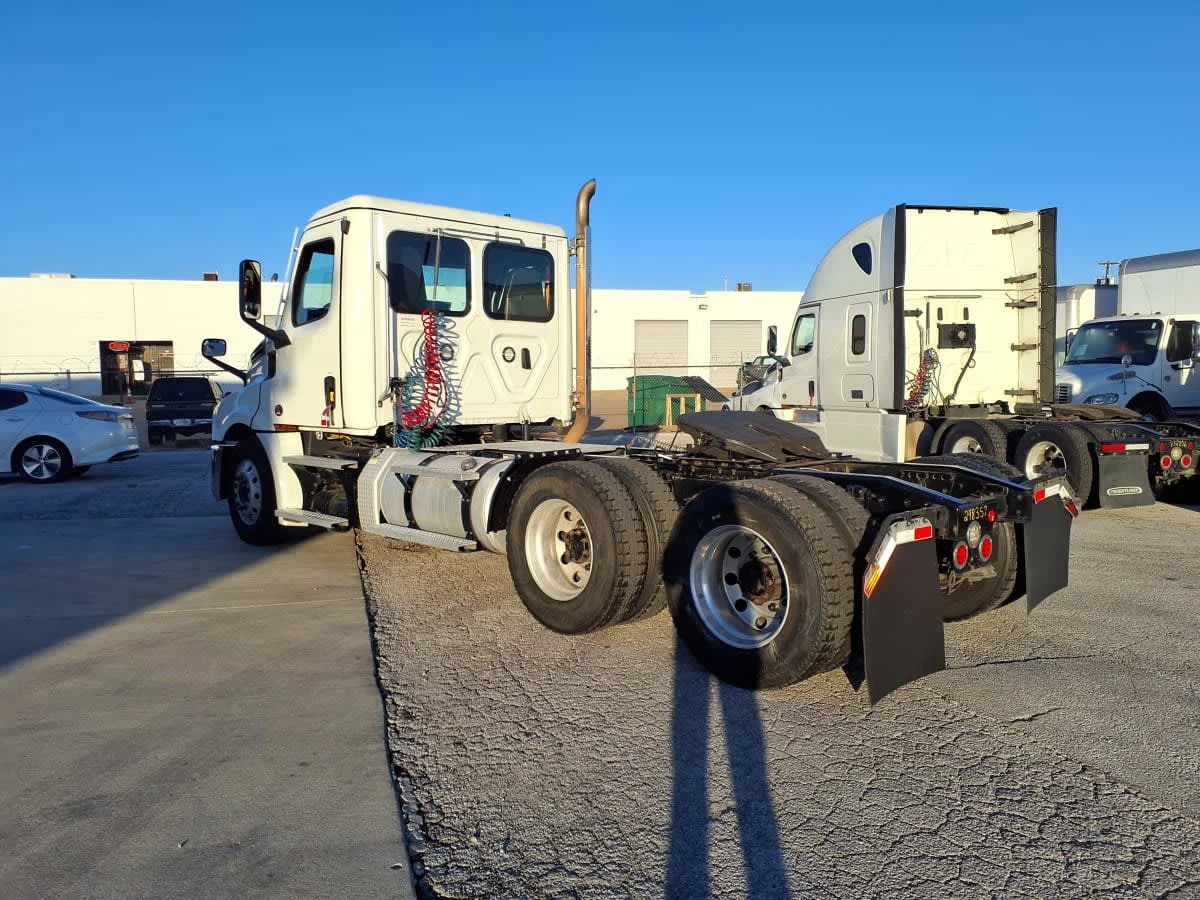 2021 Freightliner Cascadia - image 6