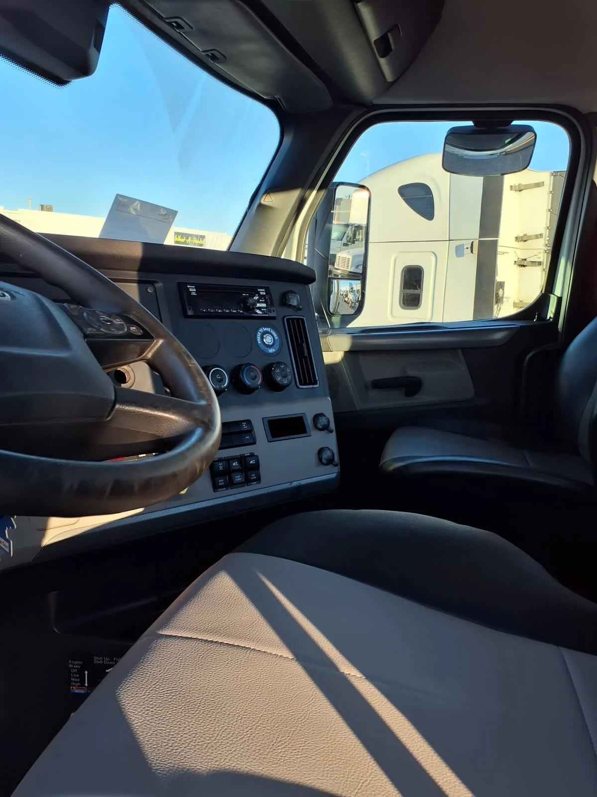 2021 Freightliner Cascadia - image 7