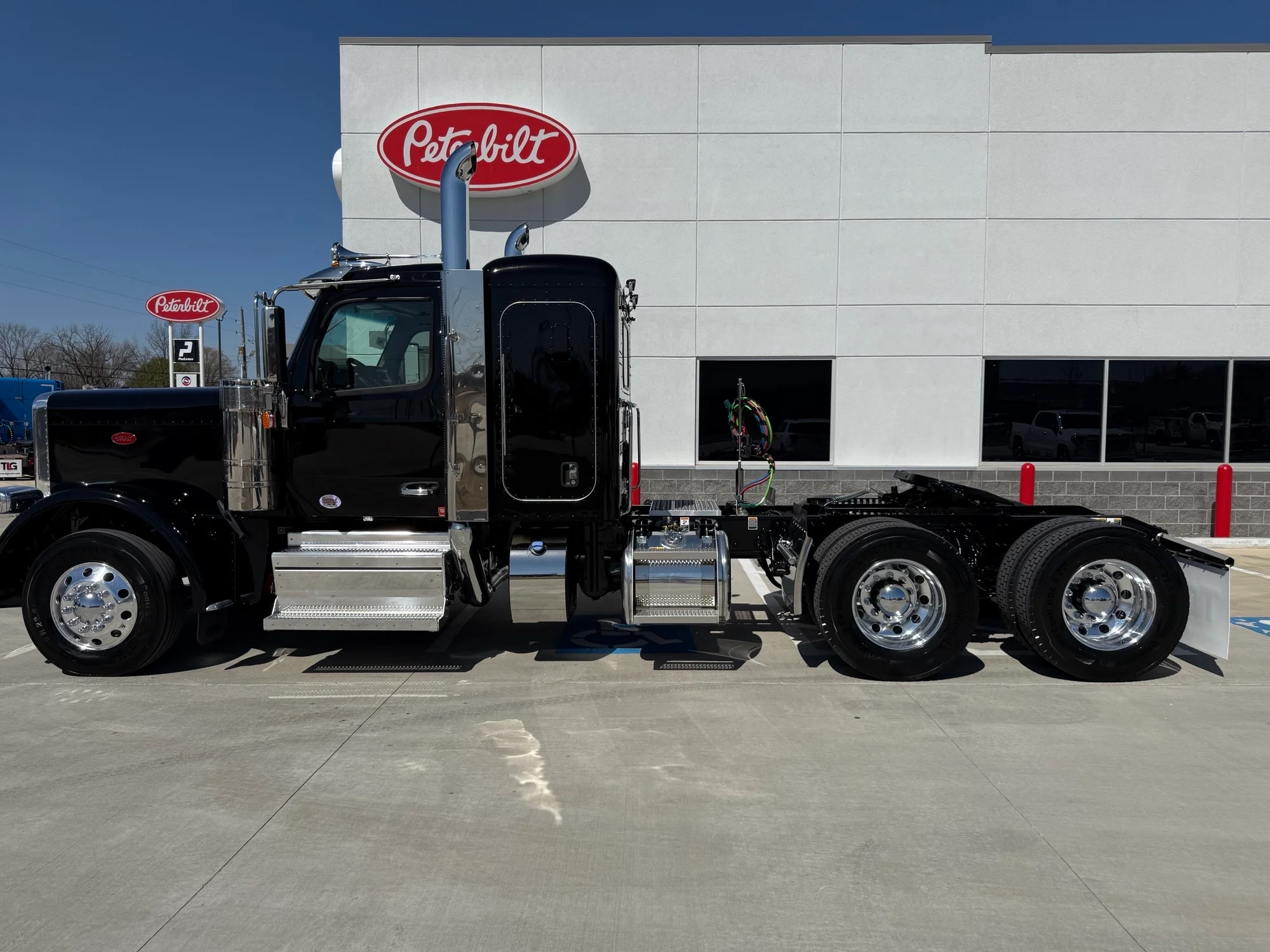 2027 Peterbilt 589 in Lowell, AR — photo 2