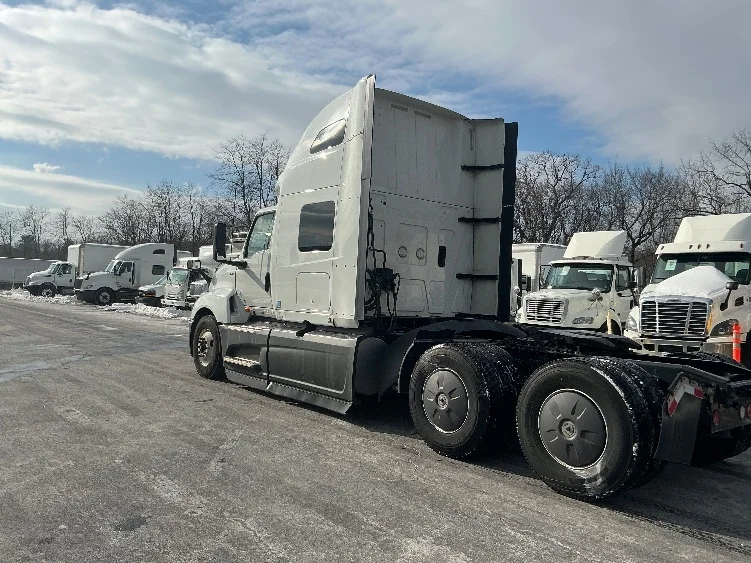 2023 International LT - image 5