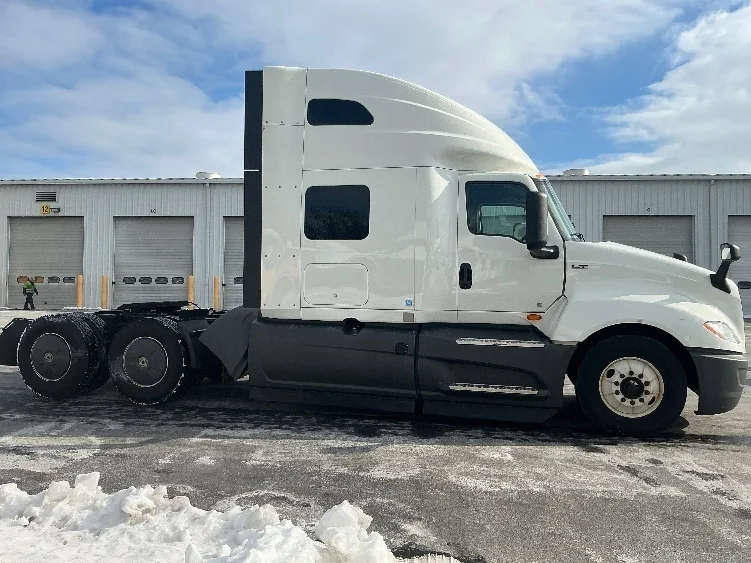 2023 International LT - image 8