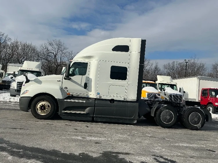 2023 International LT - image 4