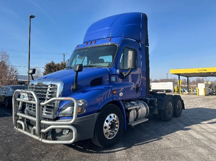2020 Freightliner Cascadia - image 3