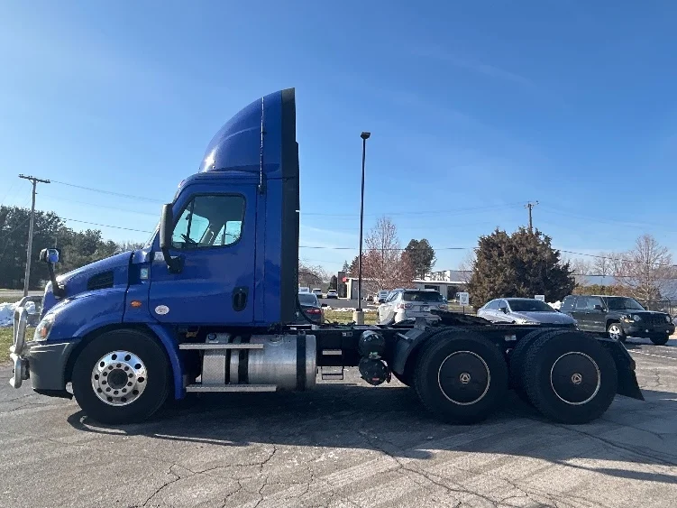 2020 Freightliner Cascadia - image 4
