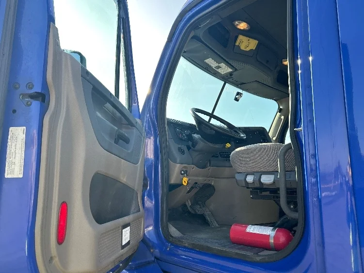 2020 Freightliner Cascadia - image 9