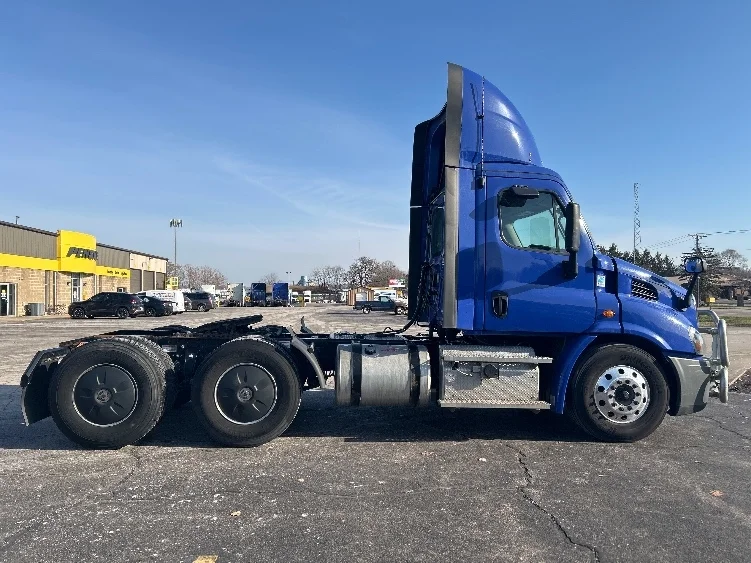 2020 Freightliner Cascadia - image 8