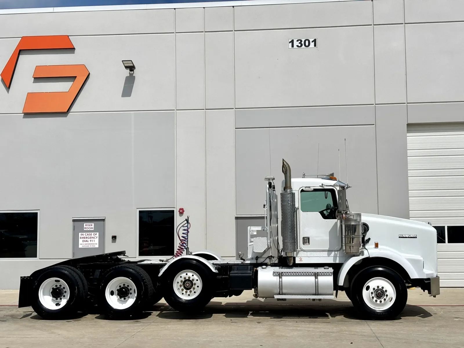 2001 Kenworth T800 - image 3