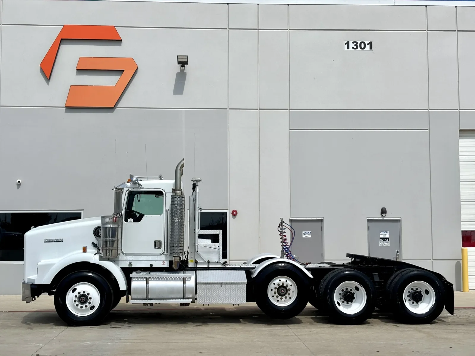 2001 Kenworth T800 - image 4