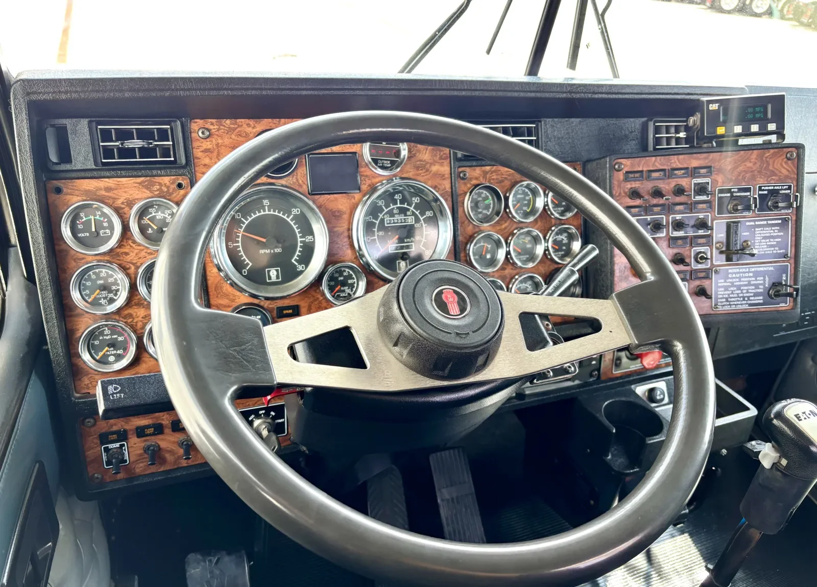 2001 Kenworth T800 - image 16