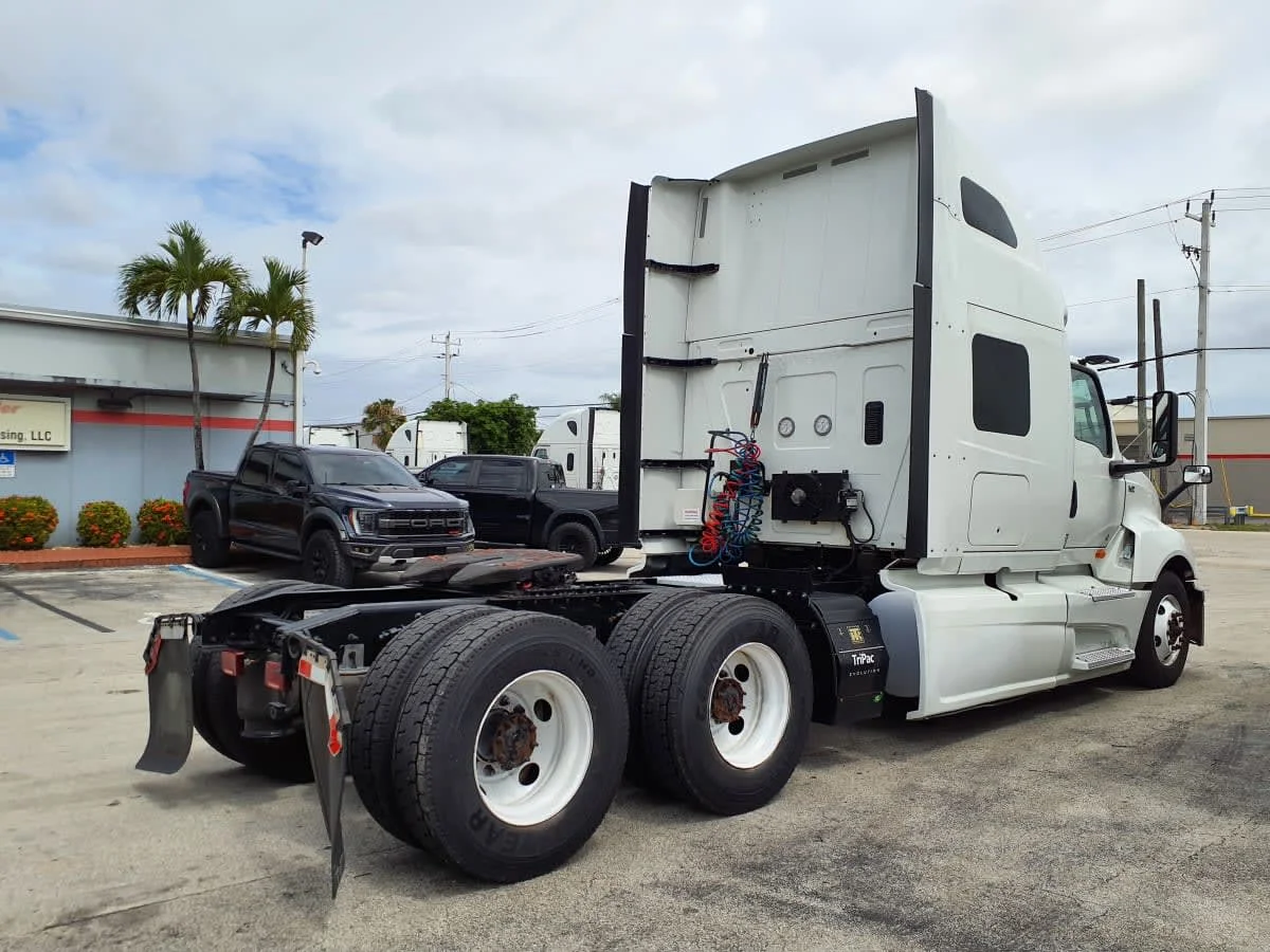 2023 International LT in Miami, FL — photo 4