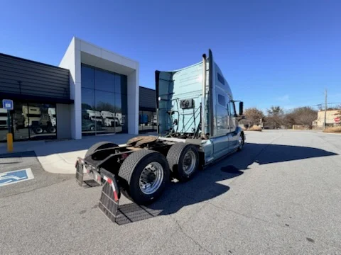 2021 Volvo VNL 760 - image 3