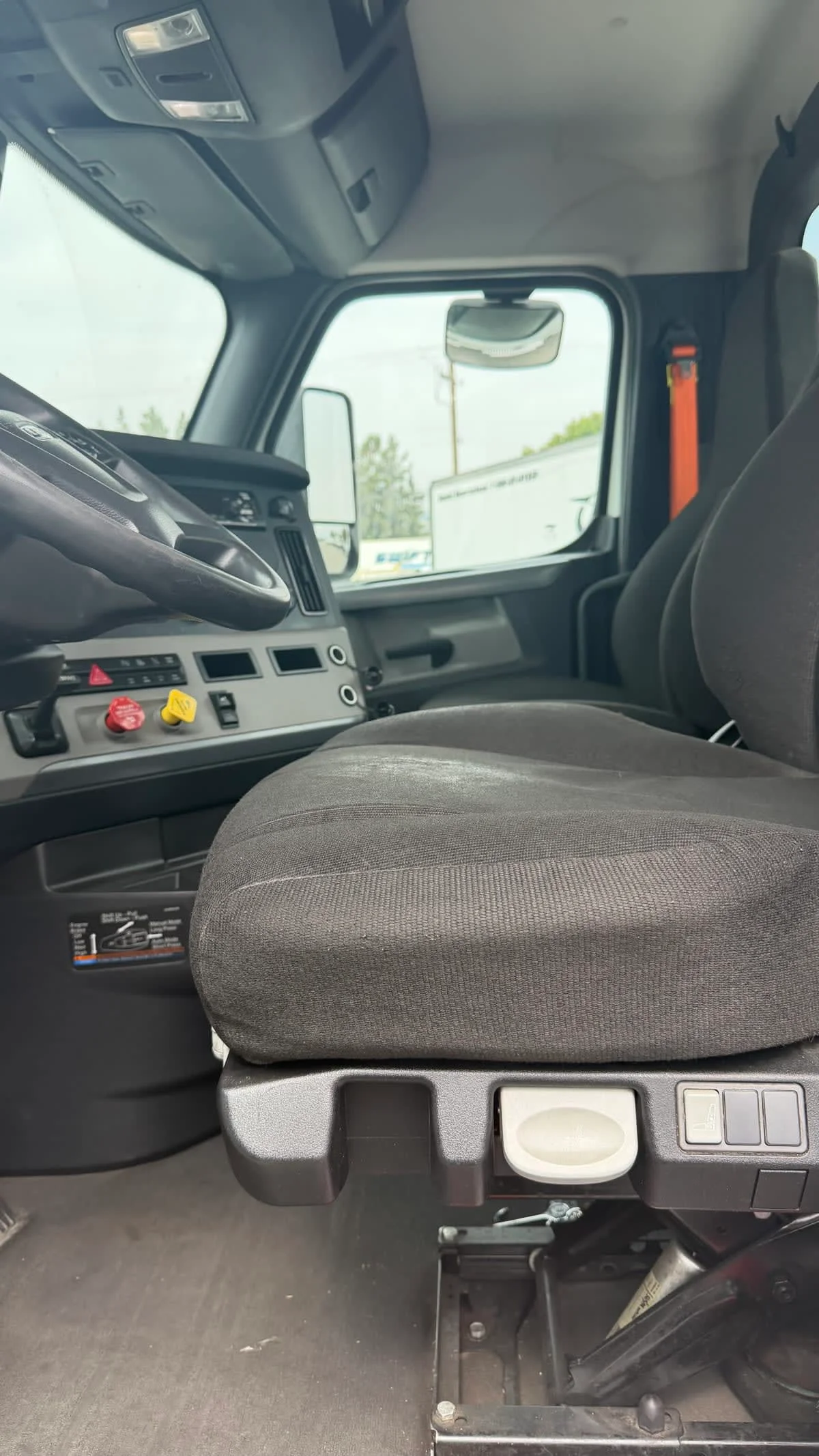 2020 Freightliner Cascadia in Pomona, CA — photo 7