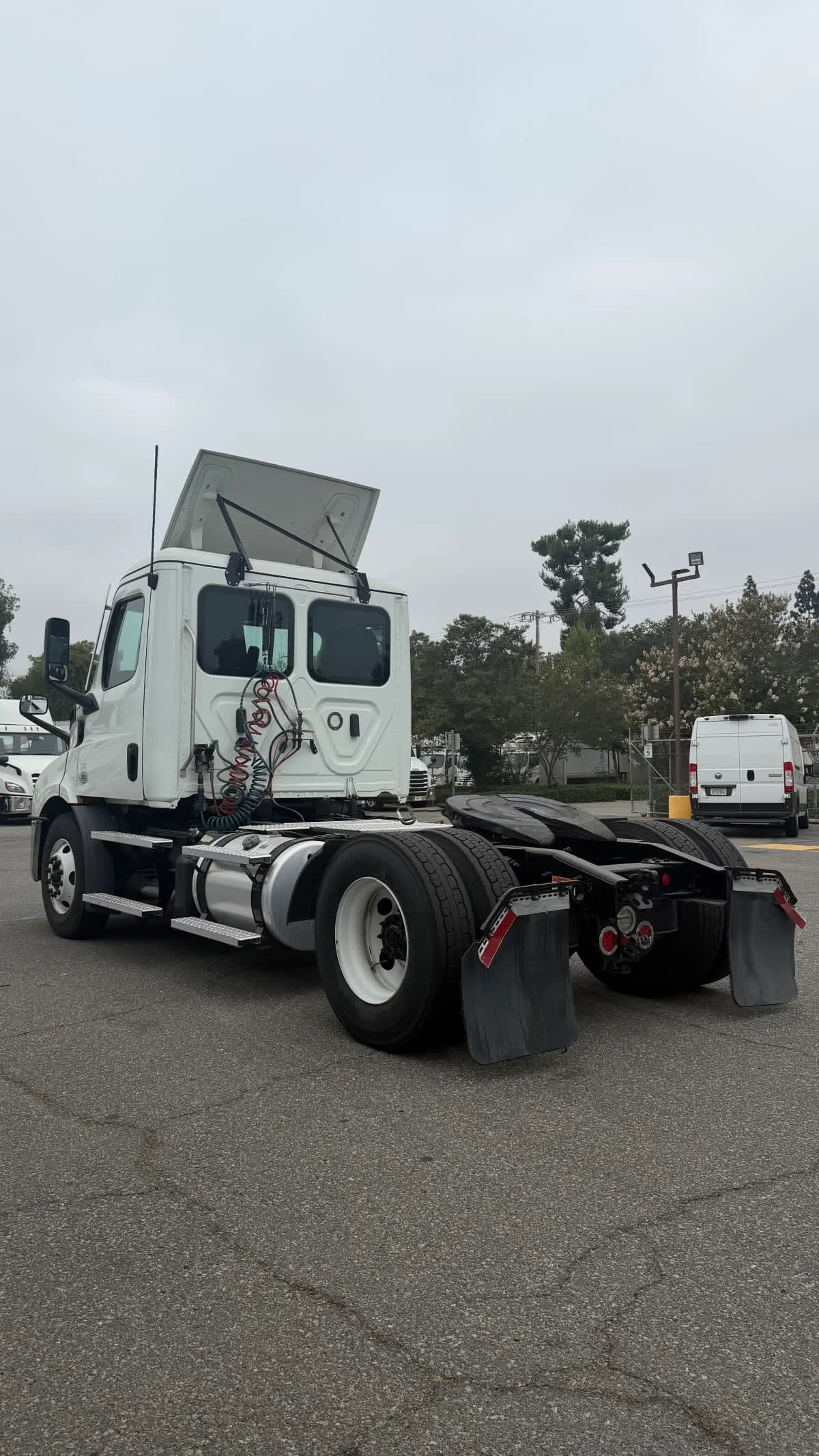 2020 Freightliner Cascadia in Pomona, CA — photo 6