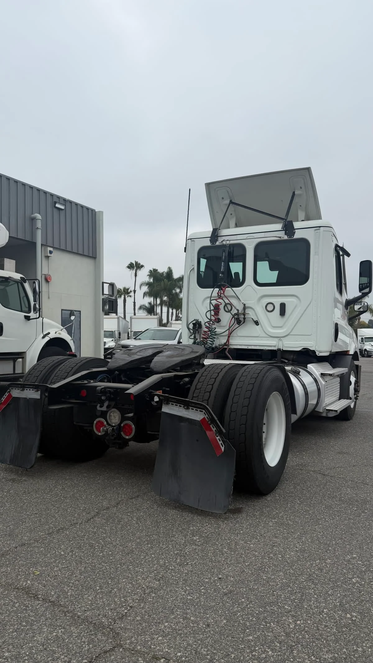 2020 Freightliner Cascadia in Pomona, CA — photo 4
