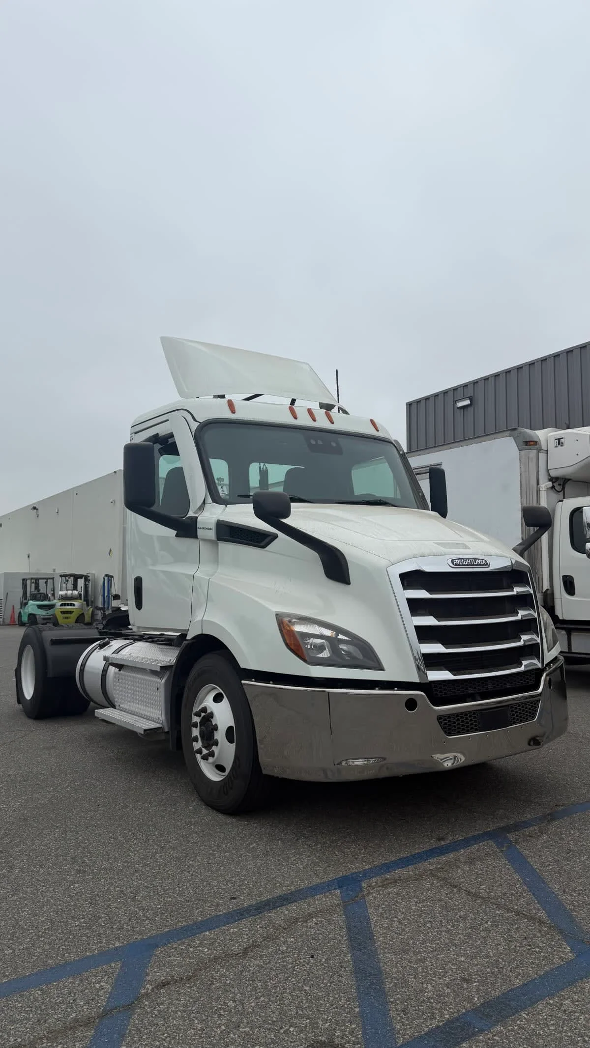 2020 Freightliner Cascadia in Pomona, CA — photo 3