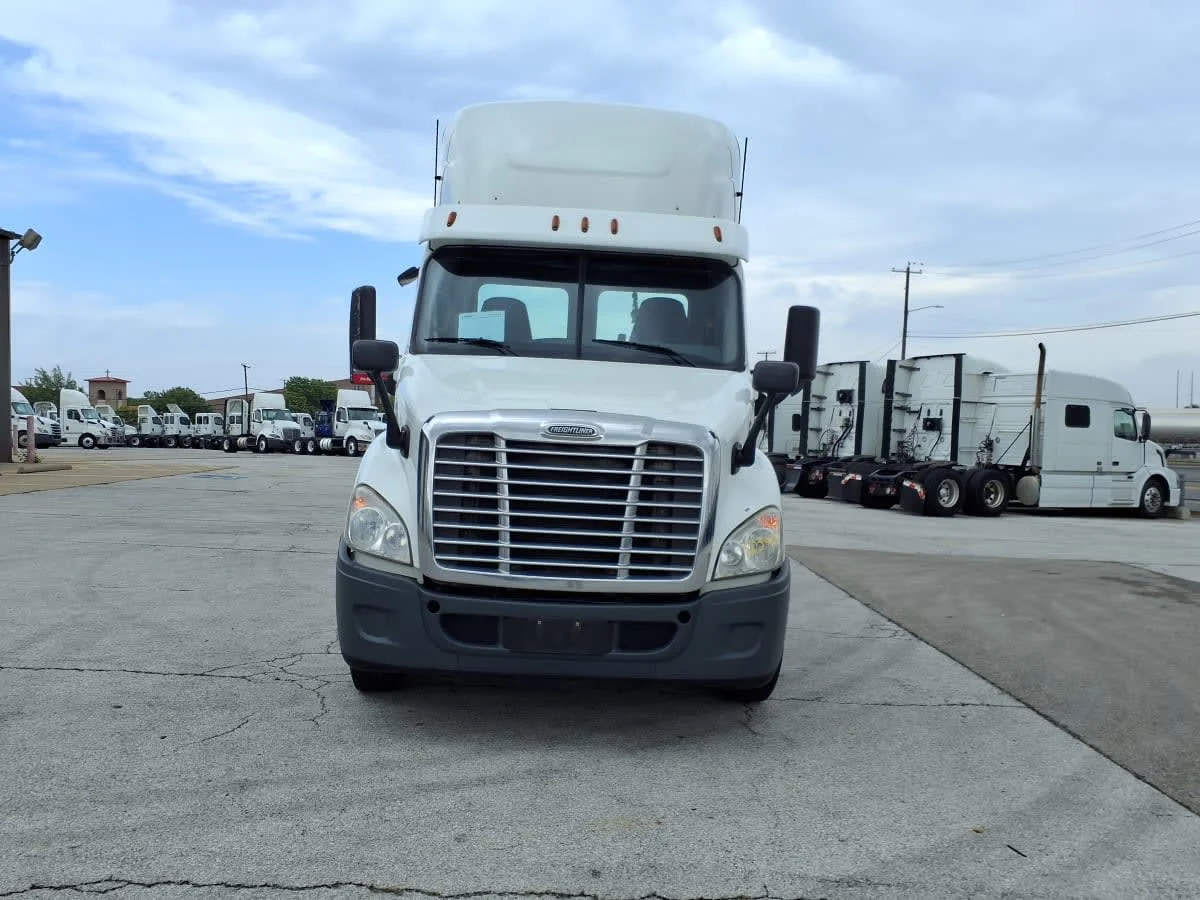 2019 Freightliner Cascadia in Fort Worth, TX — photo 2