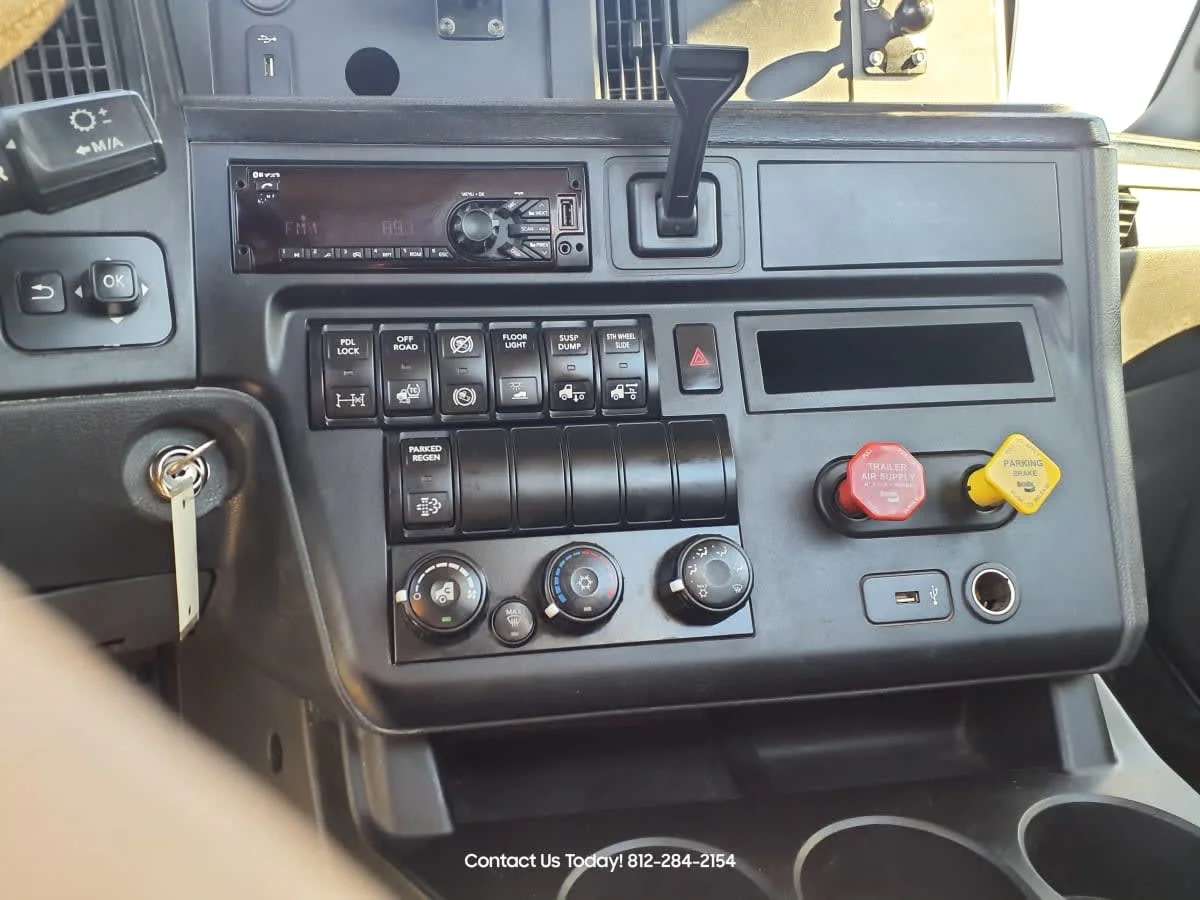 2019 International LT - image 12