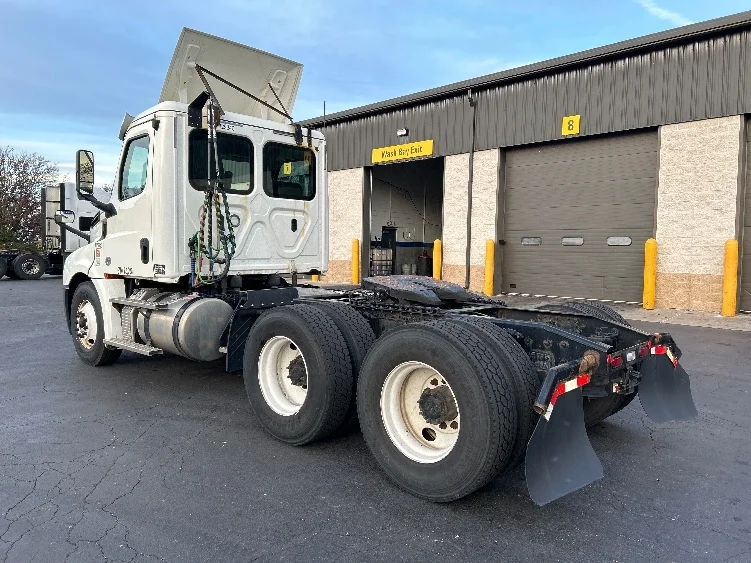 2019 Freightliner Cascadia in Dayton, NJ — photo 5
