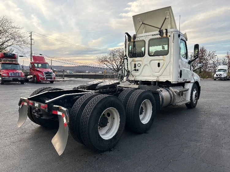 2019 Freightliner Cascadia in Dayton, NJ — photo 7