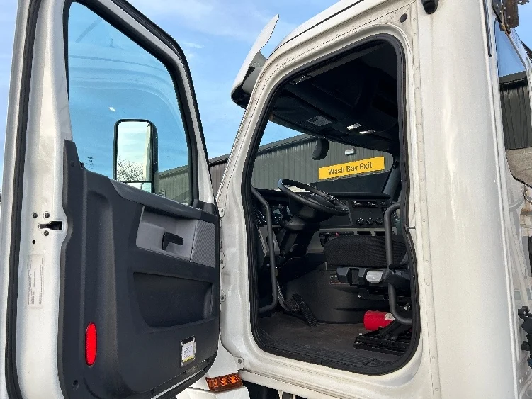 2019 Freightliner Cascadia in Dayton, NJ — photo 9