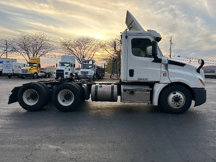 2019 Freightliner Cascadia in Dayton, NJ — photo 8