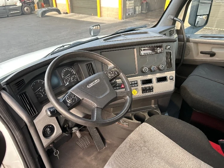 2019 Freightliner Cascadia in Dayton, NJ — photo 10