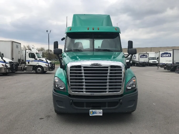2019 Freightliner Cascadia in Louisville, KY — photo 2