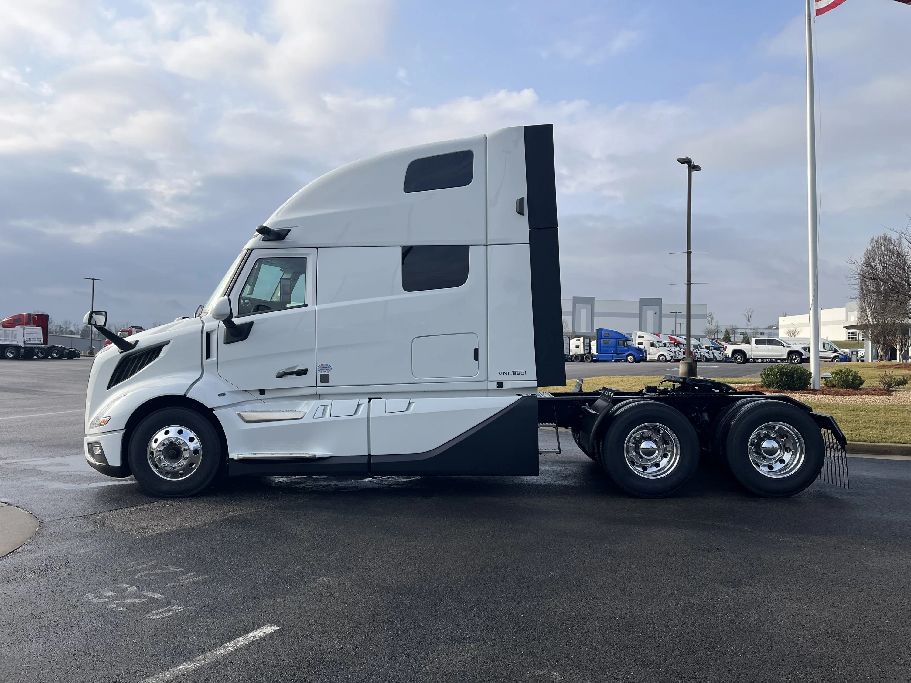 2027 Volvo VNL 860 in La Vergne, VA — photo 6