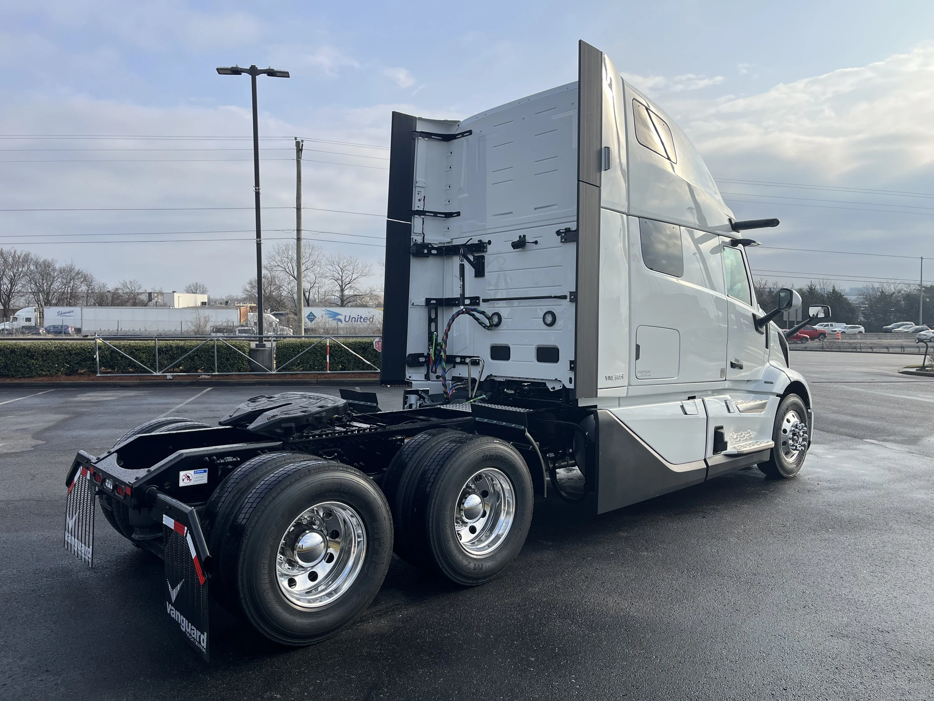2027 Volvo VNL 860 in La Vergne, VA — photo 3
