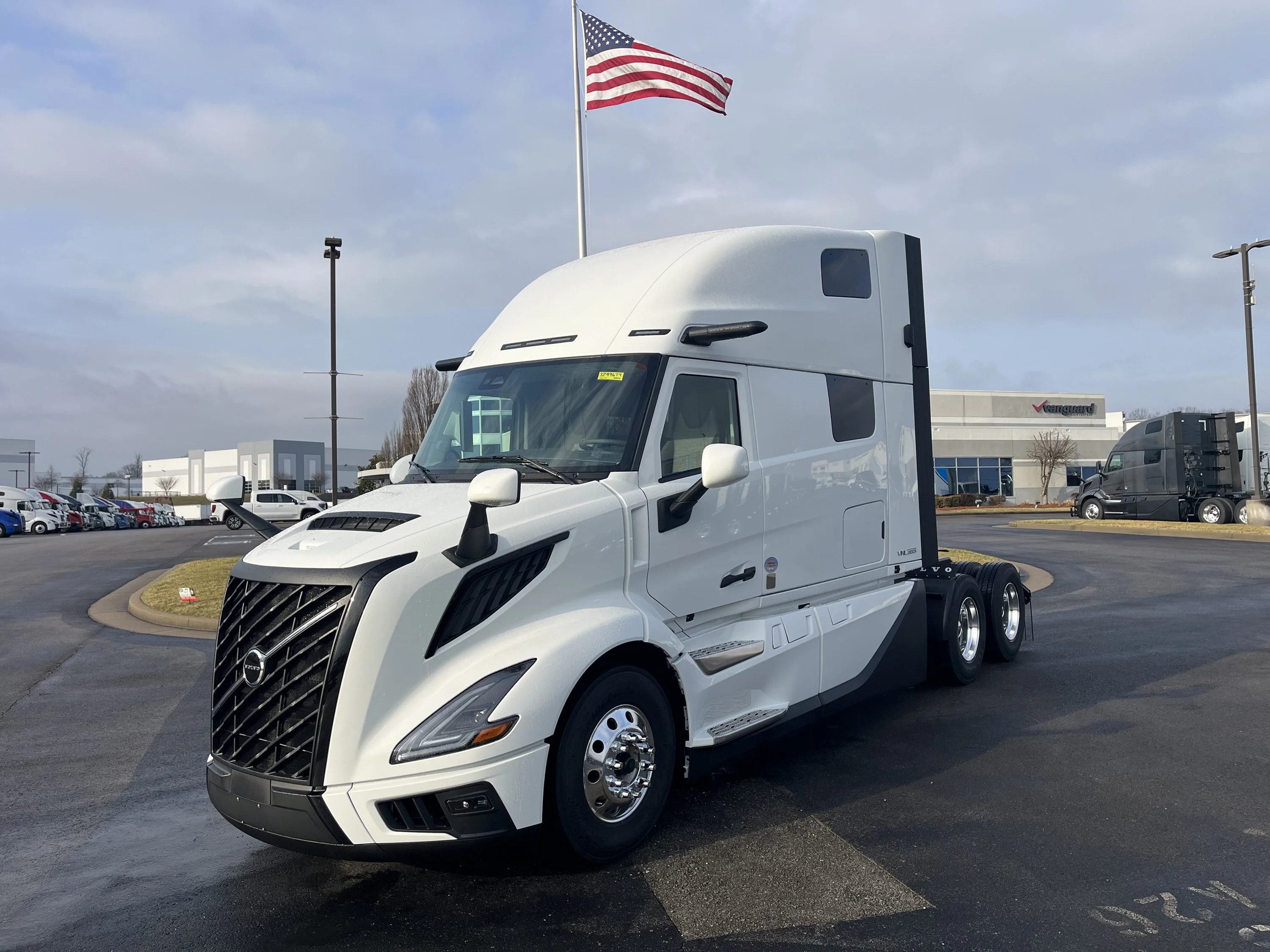 2027 Volvo VNL 860 in La Vergne, VA — photo 7