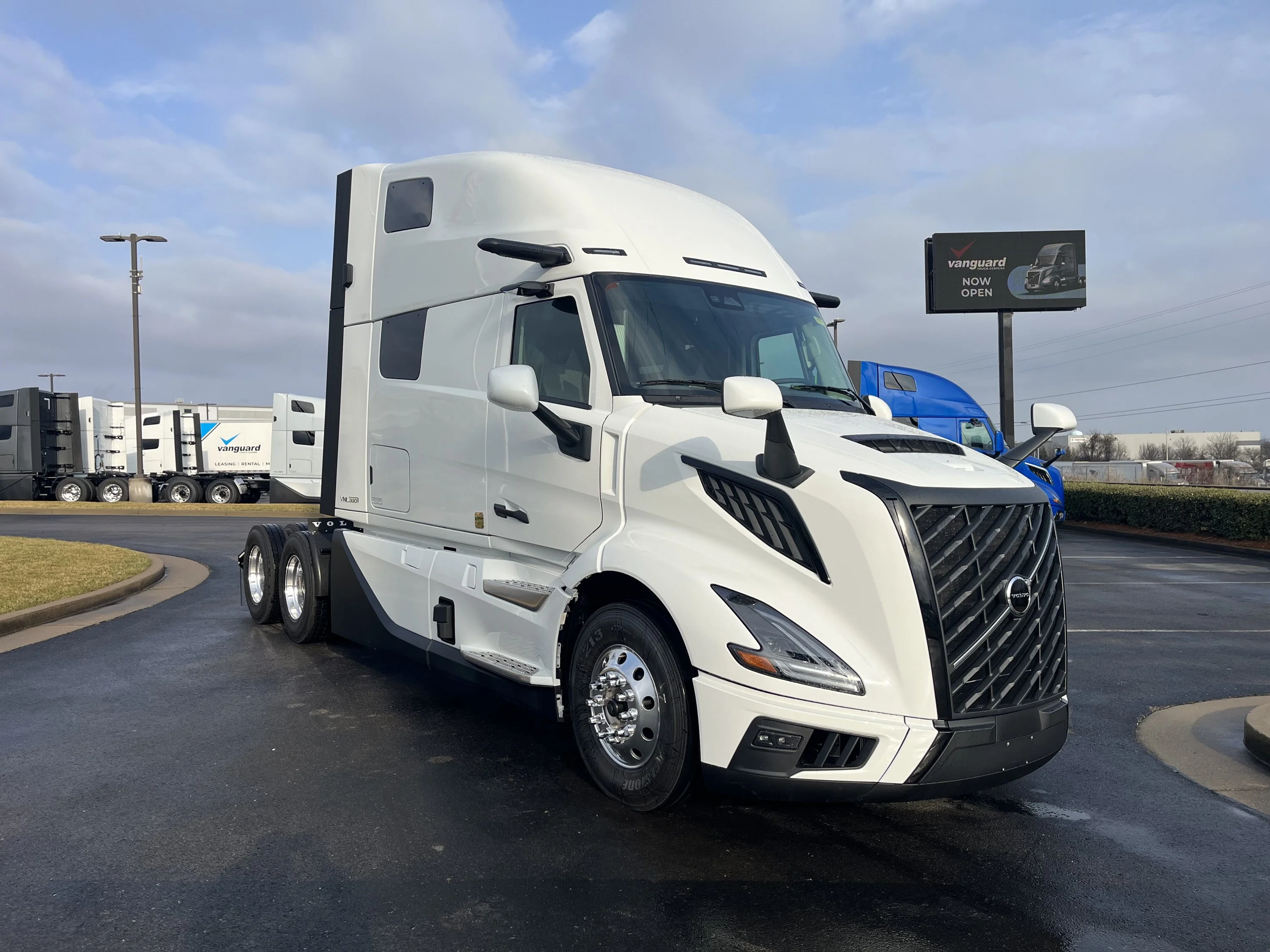 2027 Volvo VNL 860 in La Vergne, VA