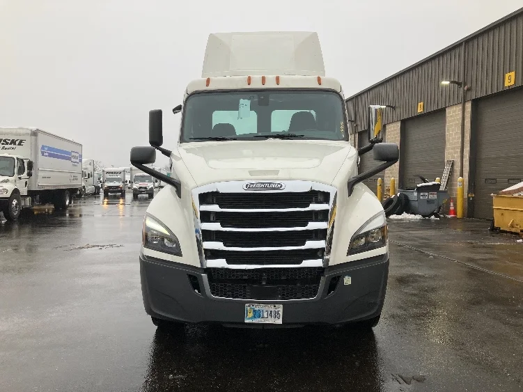 2019 Freightliner Cascadia in Baltimore, MD — photo 2