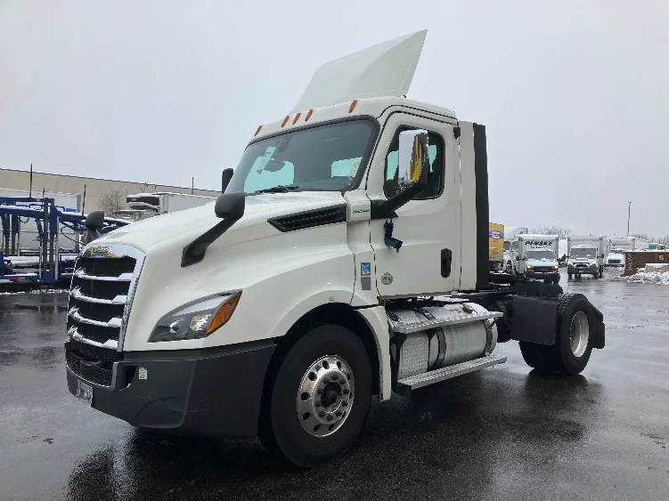 2019 Freightliner Cascadia in Baltimore, MD — photo 3