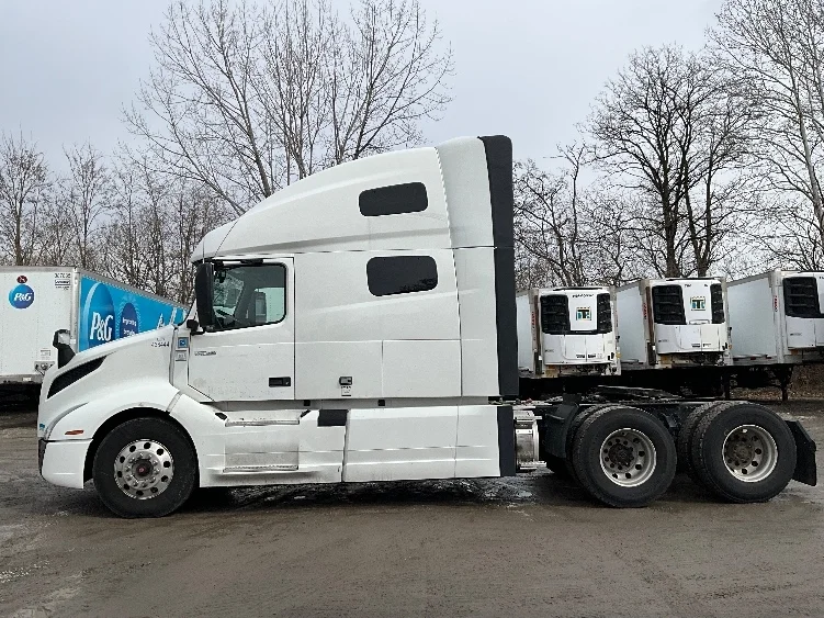 2022 Volvo VNL 760 in Reading, PA — photo 4