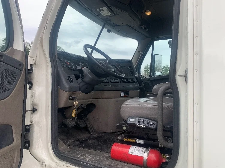 2019 Freightliner Cascadia - image 9