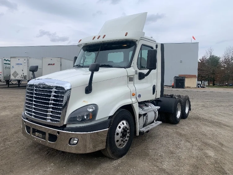 2019 Freightliner Cascadia - image 3