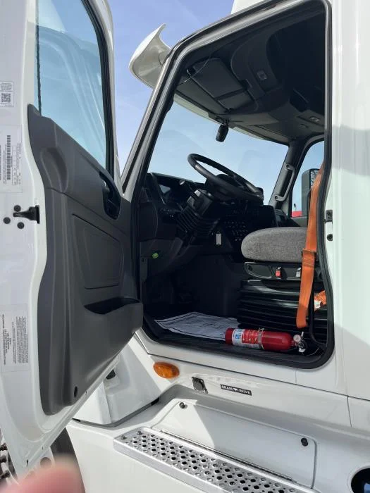 2023 International LT - image 9